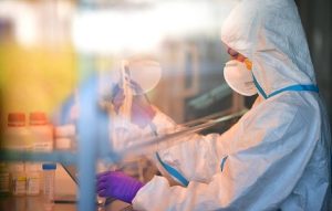 Заразившиеся омикрон-вариантом чаще переносят COVID-19 в бессимптомной форме